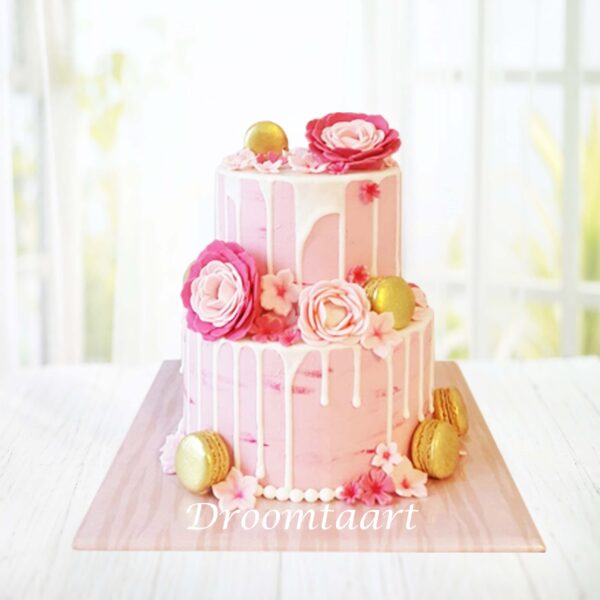 Droomtaart Drip cake macarons en bloemen