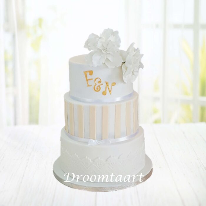 Bruidstaart wit beige met bloemenof rozen - Afbeelding 1